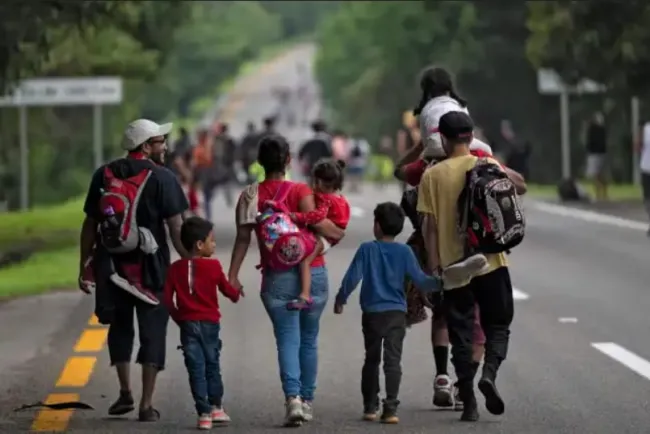 Llama Ken Salar a migrantes a no confiar en traficantes