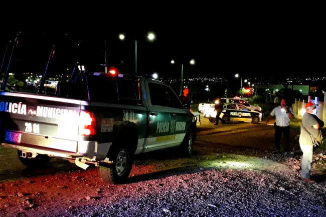 Detienen a menor por conducir ebrio y chocar contra un poste