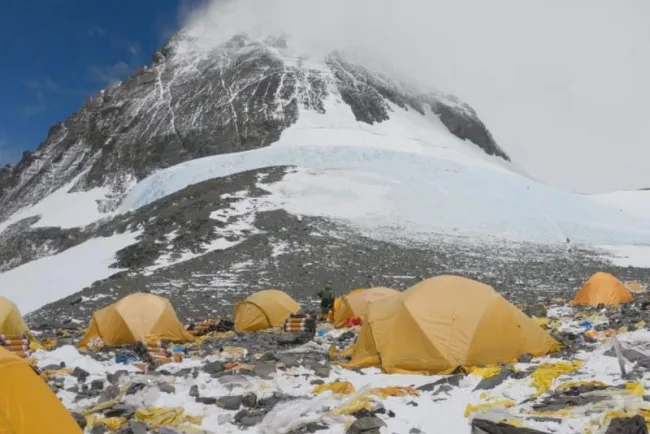 Salva guía a montañista en el Everest