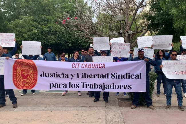 Realizan manifestación mineros de ‘La Herradura’ en palacio de gobierno