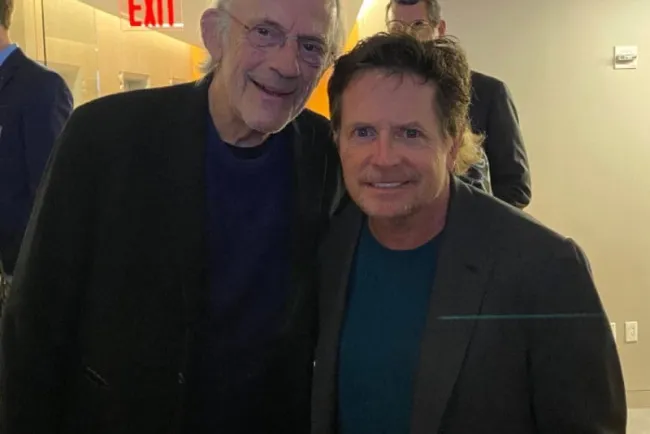 Michael J. Fox se cae en pleno escenario