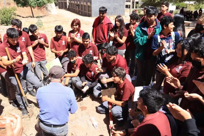 Ofrecen clase de composta en la Preparatoria Municipal