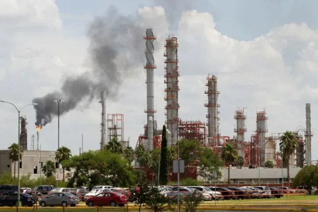 Pemex produce más combustóleo barato