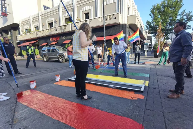 Pintan cruceros con bandera LGBTIQ+