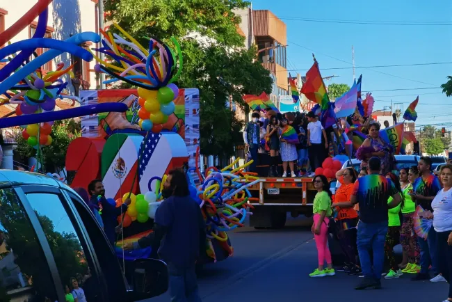 Desfilan por el Orgullo LGBTIQ+