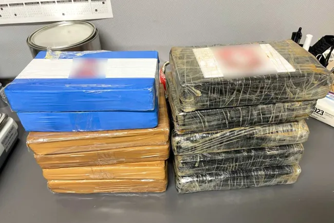 Detenido con droga y 14 migrantes