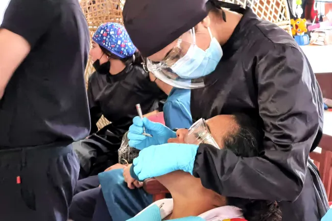 Ofrecen atención dental a población vulnerable