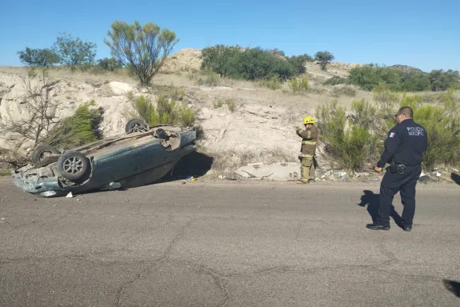 Volcamiento deja tres niños heridos