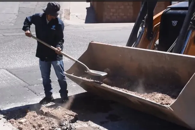 Repara el Oomapas fuga de agua en colonia San Carlos