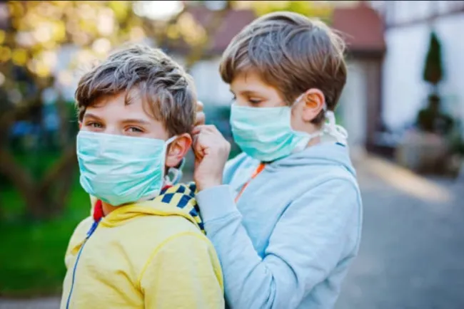 Niños de EU propagaron covid-19 en 70% de los hogares