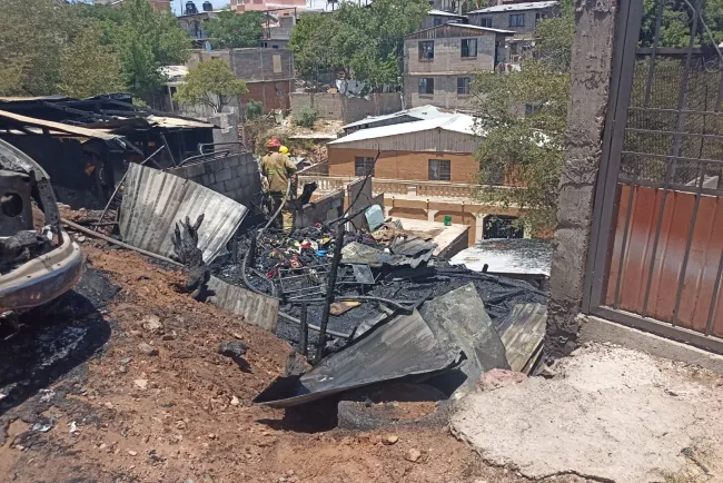 Fuego destruye vivienda; familia pide apoyo a la comunidad