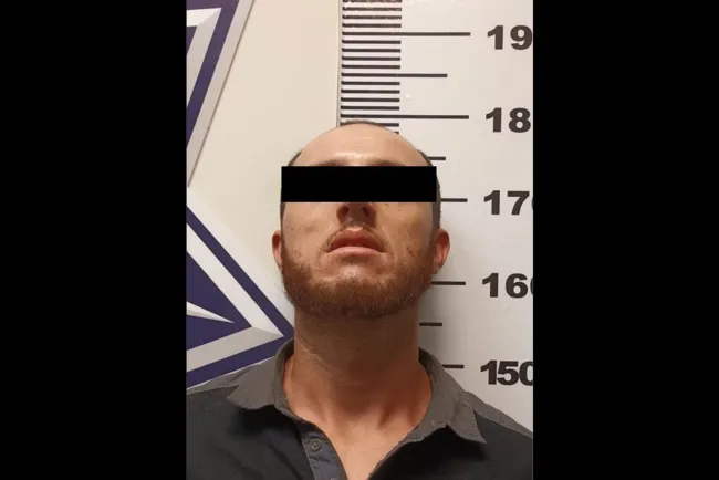 Detienen a “tirador” con droga y artículos religiosos