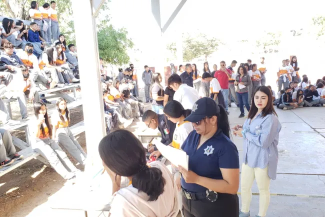 Seguridad Pública previene contra las drogas y el suicidio