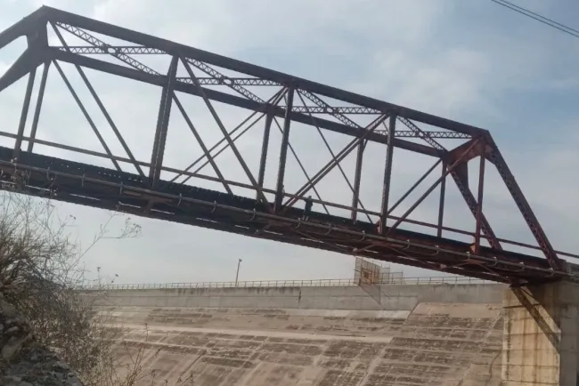 Evitan que hombre se arroje del vertedor de la presa