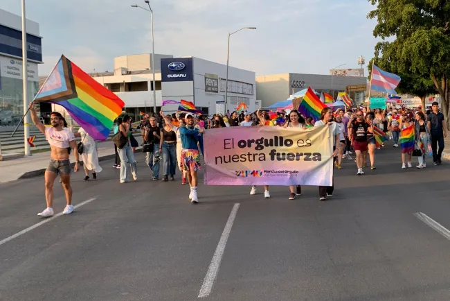 Participan más de 15 mil personas en marcha por el orgullo