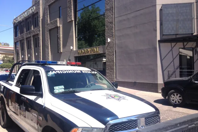 Hospitalizan a hombre con herida de bala; autoridades investigan