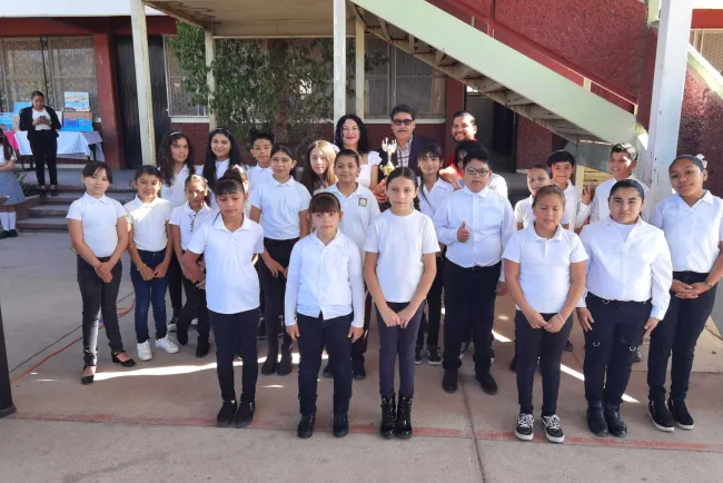 Reconocen a jovenes ganadores de concurso de coro