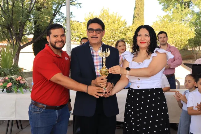 Entrega Alcalde trofeo al coro ganador del Himno Nacional