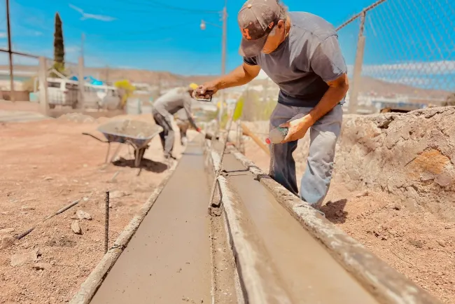 Avanza programa de mejoramiento vial en varias avenidas