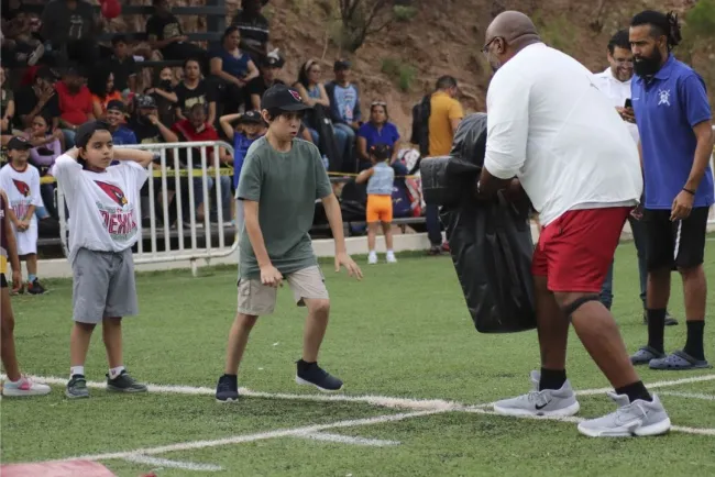 Cards visitan Nogales, Sonora