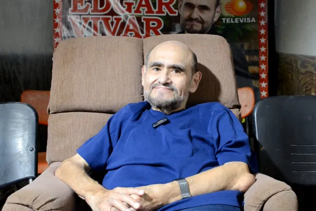 Don Edgar Vivar trasciende generaciones y se mantiene activo