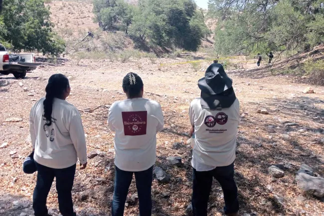 Encuentran Madres Buscadoras cuerpos sin vidas en predio alejado