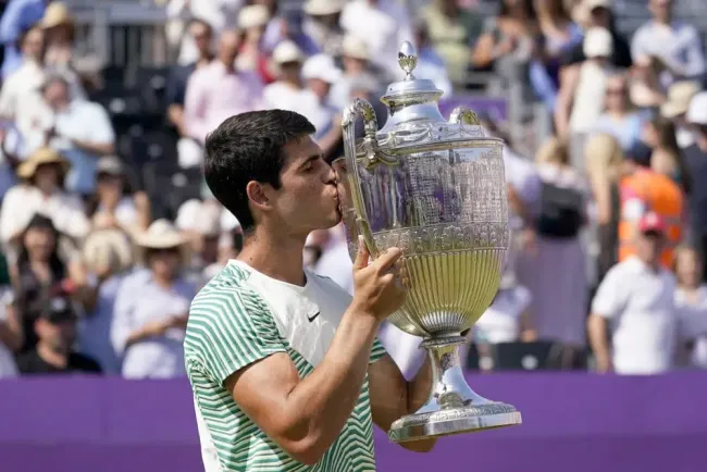 Alcaraz sube al liderato