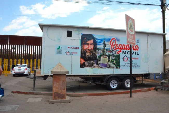 Cumplen a migrantes, les llevan la regadera móvil