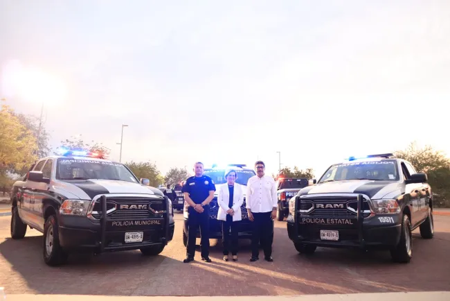 Recibe Alcalde tres patrullas de manos del Gobernador