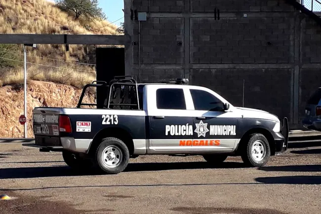 Le roban motocicleta de su vivienda