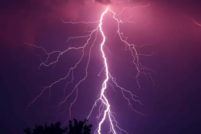 Tormenta eléctrica genera incendios forestales