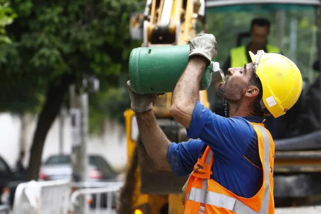 Tomar mucha agua y tener suficiente resistencia para trabajar bajo el sol