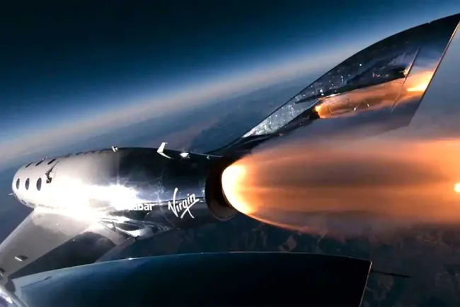 Lanza Virgin Galactic primer vuelo comercial al espacio