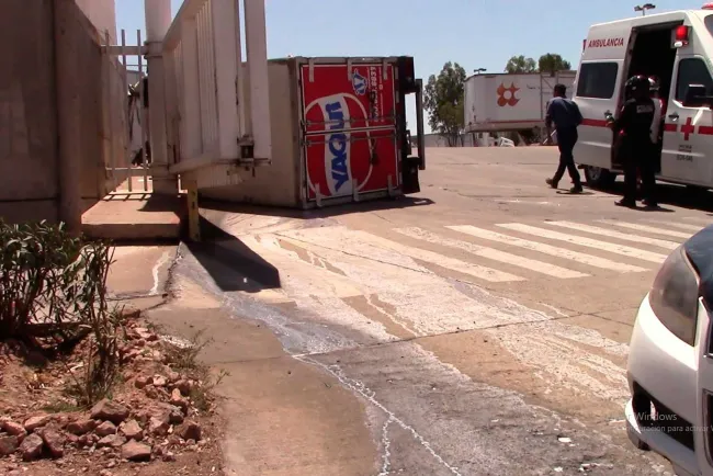 Pierde control de vehículo y vuelca