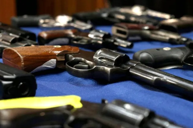 Sentencian a hispano por contrabando de piezas para armas