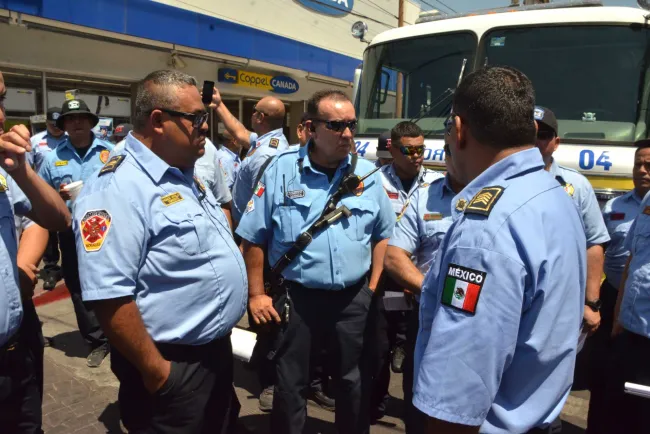 Protestan bomberos por mejoras salariales al Ayuntamiento