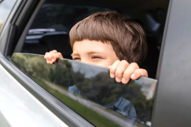 Llaman a evitar dejar niños en los vehículos
