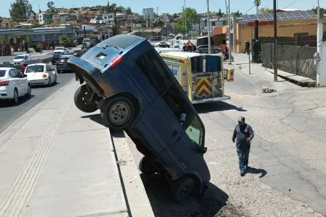 Sale del camino van al invadirle auto sedán carril en el periférico