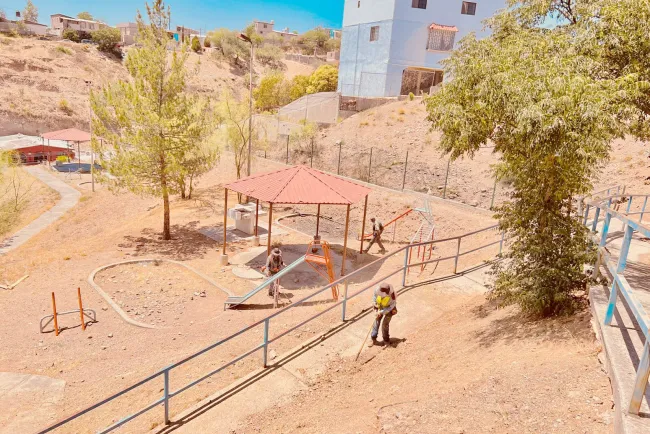 Realizan raspado de calles y limpieza en las avenidas