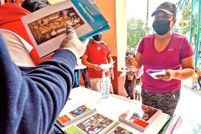 Manda jueza a SEP y a Conaliteg suspender elaboración de libros de texto