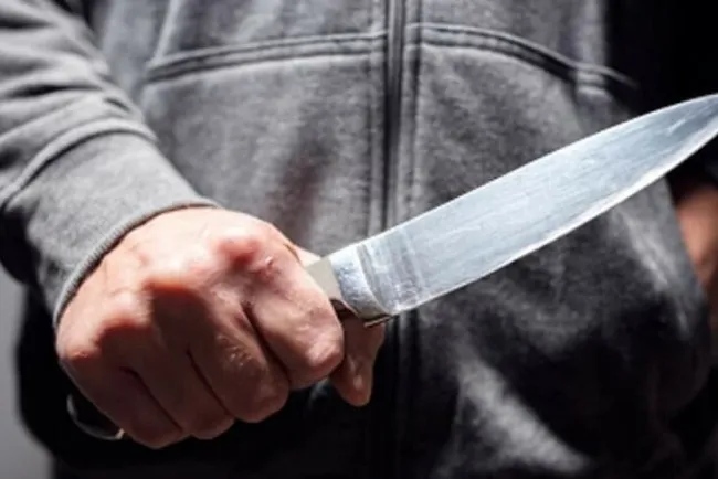 Lesionado de gravedad; lo acuchilló su amigo por la espalda