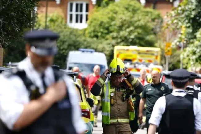 Choca auto contra escuela en Londres y mata a una niña
