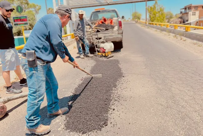 Intensifican campaña de bacheo en varias calles