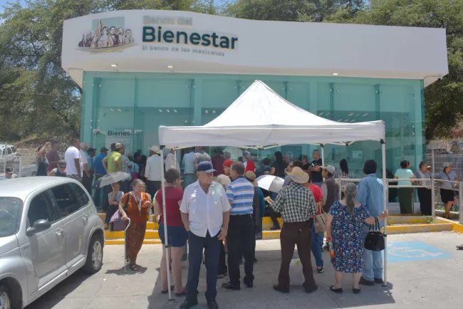 Falla cajero de Banco Bienestar y genera crisis entre adultos mayores