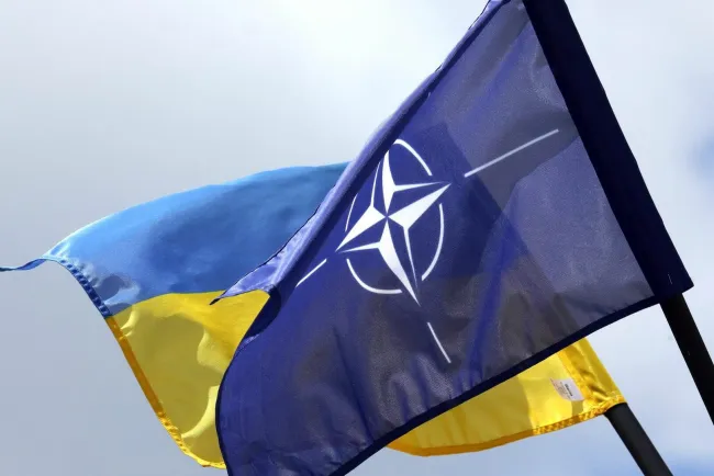 Frena Biden anexión de Ucrania a la OTAN