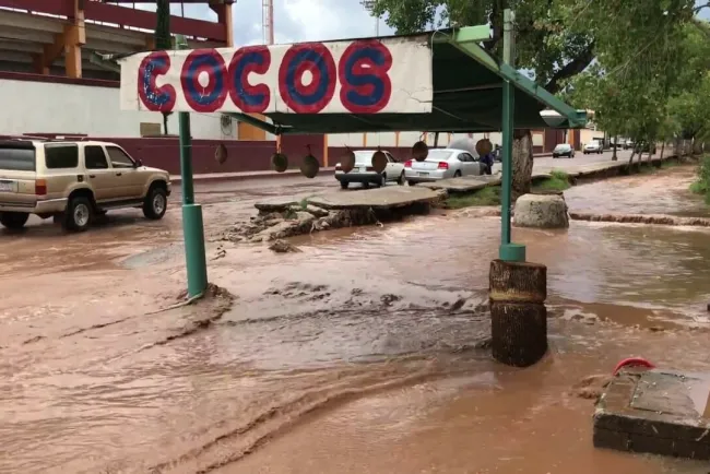 Afectan lluvias a comerciantes ambulantes