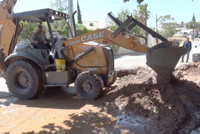 Atienden fuga de agua en la Monasterios