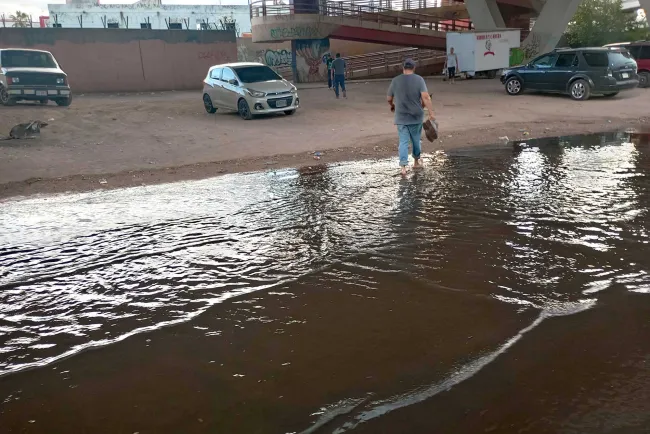 Atiende el Oomapas problema de aguas negras en bulevar 2000