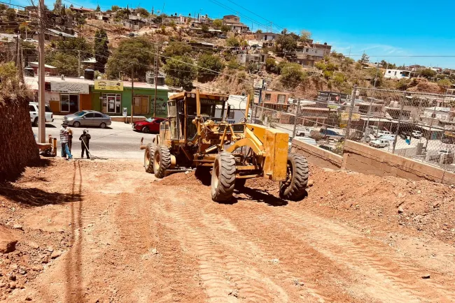 Llevan raspado de calles al sector 2 de colonia Colosio