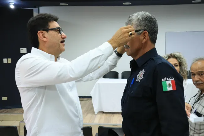 Dotan de lentes a policías municipales